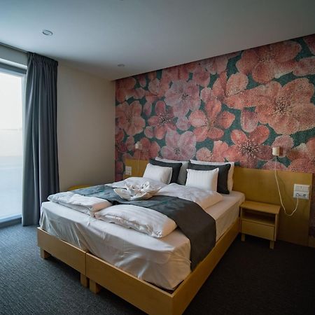 Eleven Business & Sport Hotel Jaszarokszallas Exterior photo