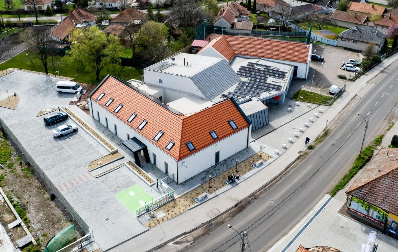 Eleven Business & Sport Hotel Jaszarokszallas Exterior photo