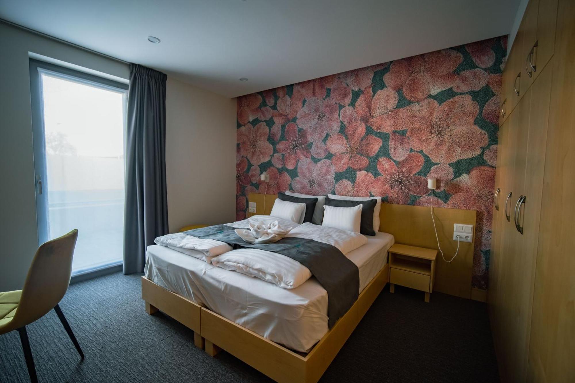 Eleven Business & Sport Hotel Jaszarokszallas Exterior photo