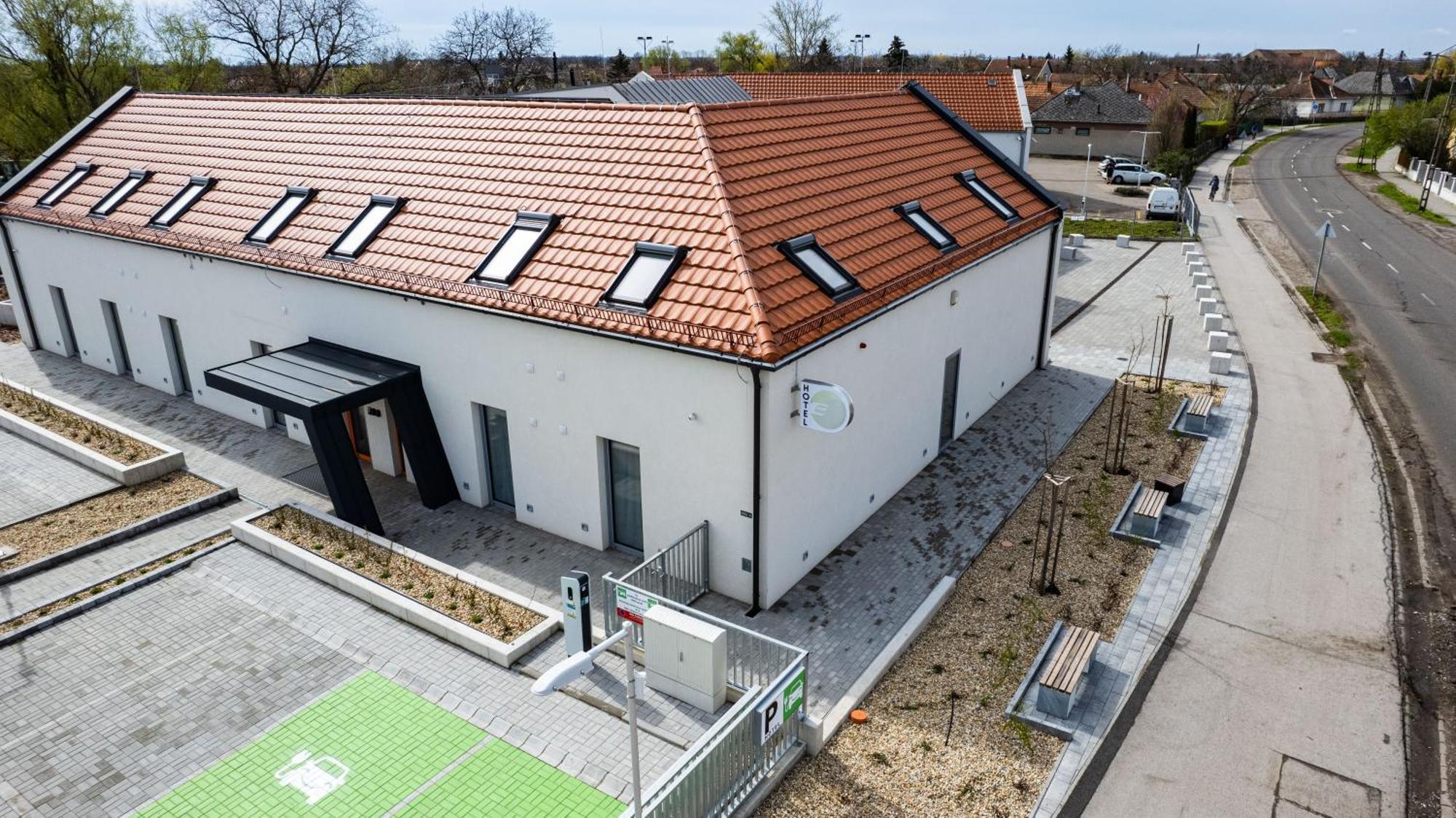 Eleven Business & Sport Hotel Jaszarokszallas Exterior photo